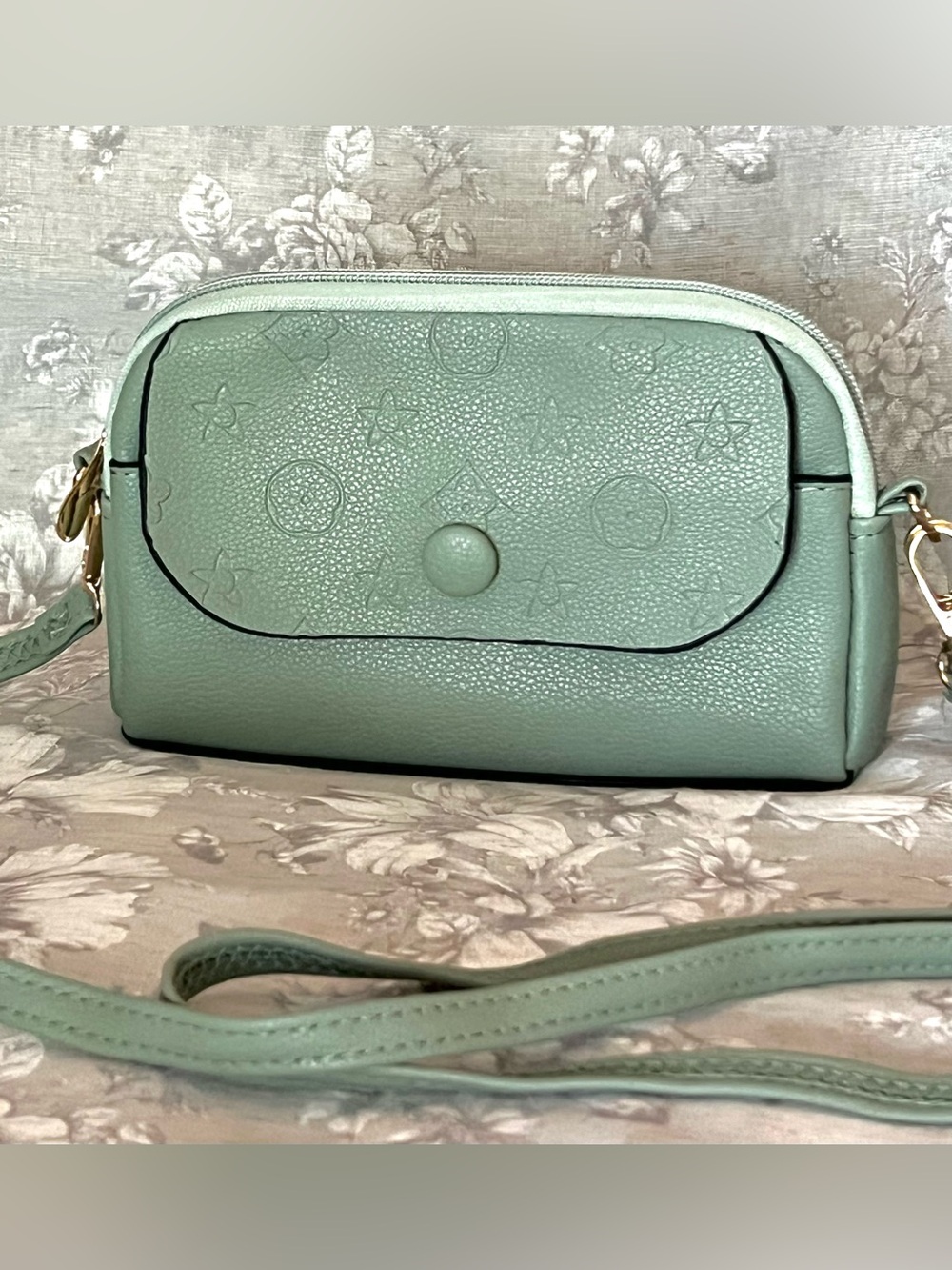 🌿 NWOT Embossed Pastel Mint Crossbody Bag 🌿
